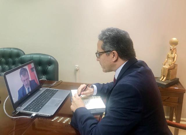 لإستئناف الحركة السياحية اعتبارا من يوليو القادم .. العناني يبحث مع نظيره البيلاروسي سبل التعاون السياحي