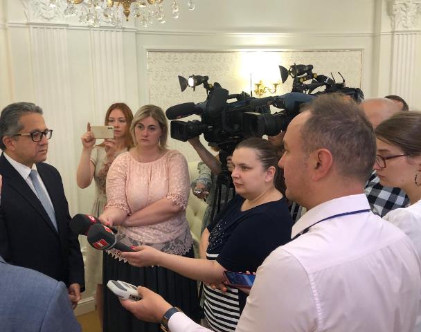 العناني يستعرض تدابير واجراءات السلامة المصرية لاستئناف نشاط السياحة في مؤتمر صحفي ببلاروسيا