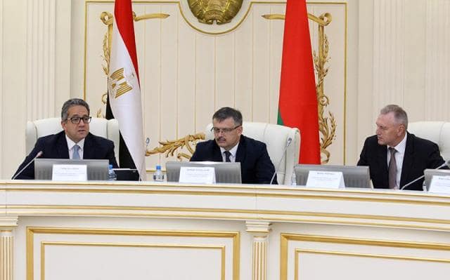 العناني وزير السياحة يستعرض استراتيجية الجذب السياحي عبر مزج السياحة الثقافية بالشاطئية