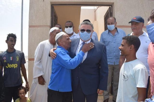 محافظ البحر الأحمر يعلن بدء نقل قاطني الخطورة الداهمة بجبل العفش إلى بديل العشوائيات بالغردقة