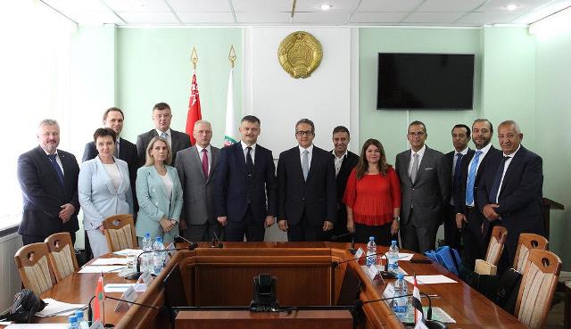 العناني وزير السياحة يلتقي نظيره في بيلاروسيا لتعزيز سبل التعاون بين البلدين فى السياحة