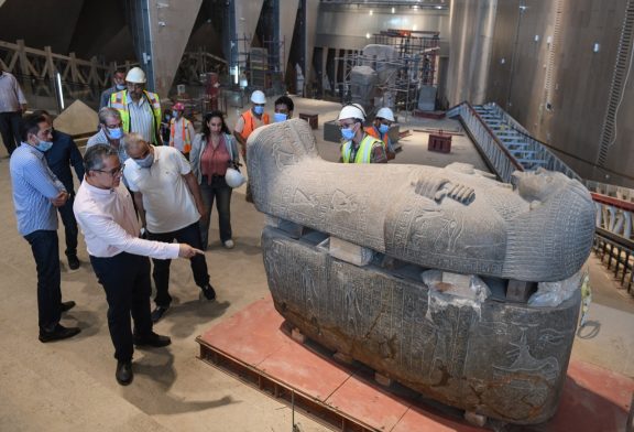 شاهد العناني.. كيف تابع اللمسات النهائية للعرض المتحفي للآثار المصرية في المتحف الكبير