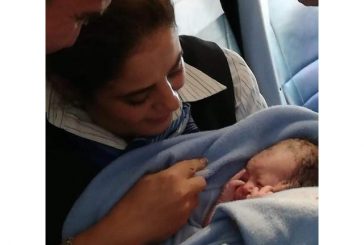 مصرللطيران تهدي مولودة علي متن طائرتها تذكرة سفر مدي الحياة