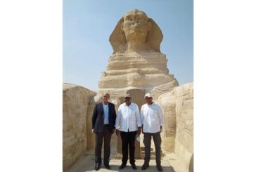بالصور : رئيس كينيا أوهورو كينياتا و جولة سياحية داخل الهرم الأكبر في حضرة أبوالهول