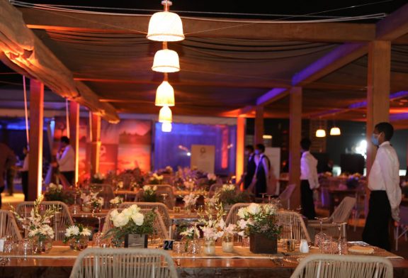 وزير سياحة مصر و سفراء 50 دولة يشهدون افتتاح أول مطعم خشبي و تسيير حافلة صديقة للبيئة بهضبة الأهرامات