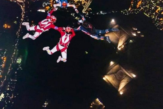 إضاءة الاهرامات في المهرجان الثالث للقفز بالمظلات