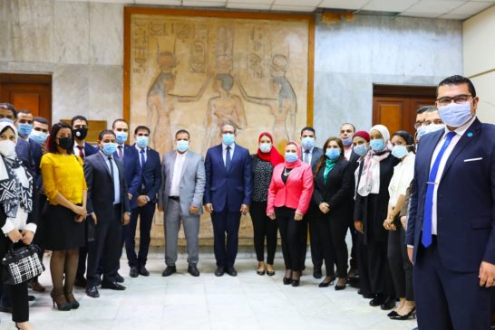 العناني يلتقي عدداً من العاملين بالوزارة الحاصلين على ماجستير إدارة الأعمال الحكومي من الجامعة الفرنسية 