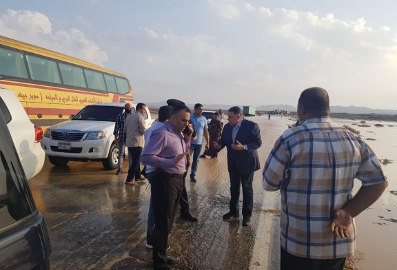 إغلاق طريق الغردقة / الزعفرانة.. محافظ البحر الأحمر يتفقد أماكن السيول ويوجه بتوفير أتوبيسات لنقل المواطنين