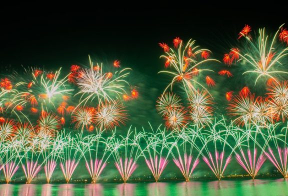 بالصور : احتفالا باليوم الوطني ال 49 للإمارات سياحة أبوظبي تضئ سماء العاصمة