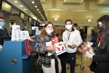 مصر للطيران تحتفل مع عملائها في مطار القاهرة بمناسبة عيد الحب