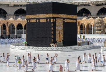 بسبب أوميكرون  .. رئاسة المسجد الحرام  تعيد المسارات للمعتمرين في صحن الكعبة و التباعد مرة أخري