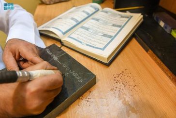 نحات سعودي.. يقضي 8 سنوات في نحت القرآن الكريم كاملاً على 30 لوحاً رخامياً