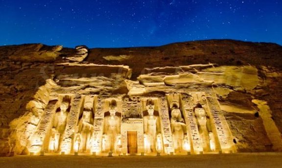 بعد تحديث أفلامه .. إطلاق أول عروض للصوت والضوء بمعبد أبو سمبل ب٩ لغات