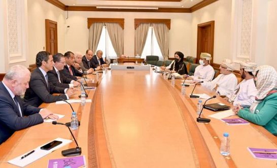 وزير السياحة المحروقي يبحث فرص التعاون مع لبنان في قطاعي السياحة والتراث