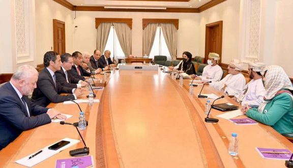 وزير السياحة المحروقي يبحث فرص التعاون مع لبنان في قطاعي السياحة والتراث