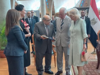 الأمير تشارلز وقرينته يزوران مكتبة الإسكندرية