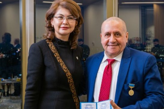 لأول مرة تخص إعلامي عربي.. وزارة الاعلام الكازاخية تمنح الوسام الذهبي للدكتور عبد الرحيم عبد الواحد كأفضل اعلامي  