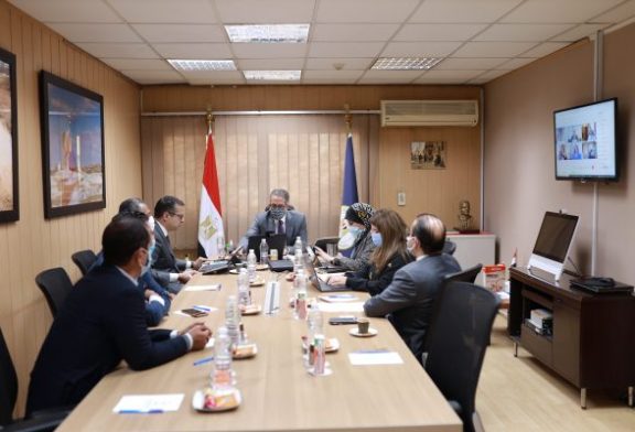 العناني يبحث آليات دعم التحول الأخضر لقطاعات السياحة المصرية