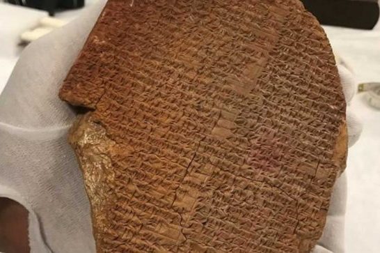 بعد سرقته علي يد الأمريكان : لوح جلجامش يعود الي وزارة الثقافة بعد عودته الي العراق