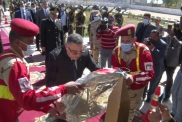 احتفالاً بالعيد القومي ال52..محافظ البحر الأحمر يضع إكليلاً من الزهور علي النصب التذكاري بمقابر الشهداء بالغردقة