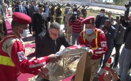 احتفالاً بالعيد القومي ال52..محافظ البحر الأحمر يضع إكليلاً من الزهور علي النصب التذكاري بمقابر الشهداء بالغردقة