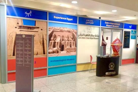 لوحات دعائية داخل صالات السفر والوصول لزيارة متحف مطار القاهرة الدولي