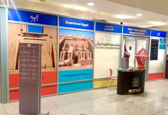 لوحات دعائية داخل صالات السفر والوصول لزيارة متحف مطار القاهرة الدولي