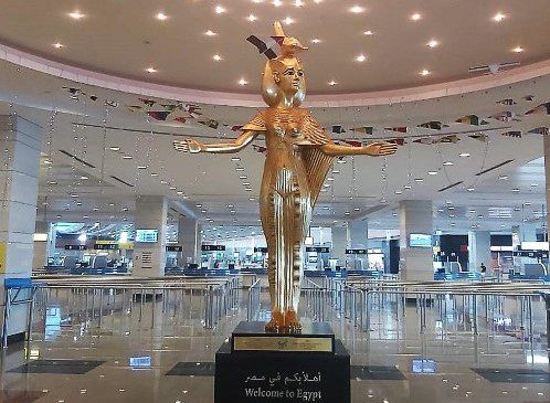 المعبودة سِرقِت (سلكِت) تستقبل الزائرين بمطارات المدن السياحية المصرية