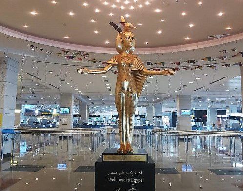 المعبودة سِرقِت (سلكِت) تستقبل الزائرين بمطارات المدن السياحية المصرية