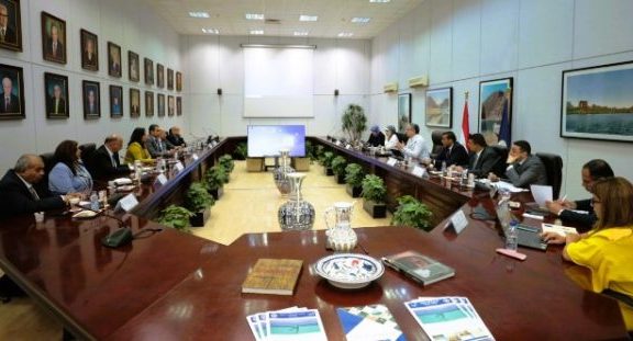 العناني يوجه بسرعة اعداد الضوابط لرحلات العمرة للمصريين في الموسم الجديد