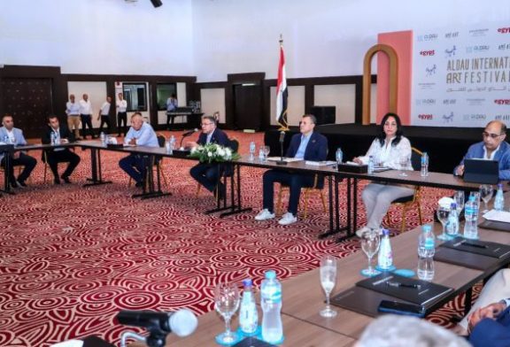 الزيارة الأولي : وزير السياحة والآثار ومحافظ البحر الأحمر في اجتماع موسع مع مجموعة مستثمري البحر الأحمر