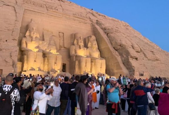 4000 سائح أجنبي يشهدون ظاهرة تعامد الشمس بأبو سمبل
